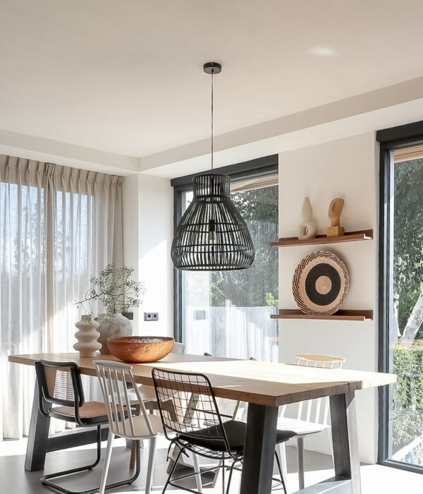 Black-pendant-light-on-fixed-light-point-above-dining-table