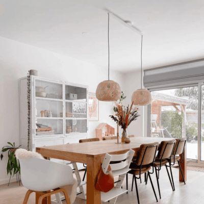 Lightswing® above dining table with two pendant lights Lightswing® ceiling system with two pendant lights above a rectangular dining table in a bright, modern interior